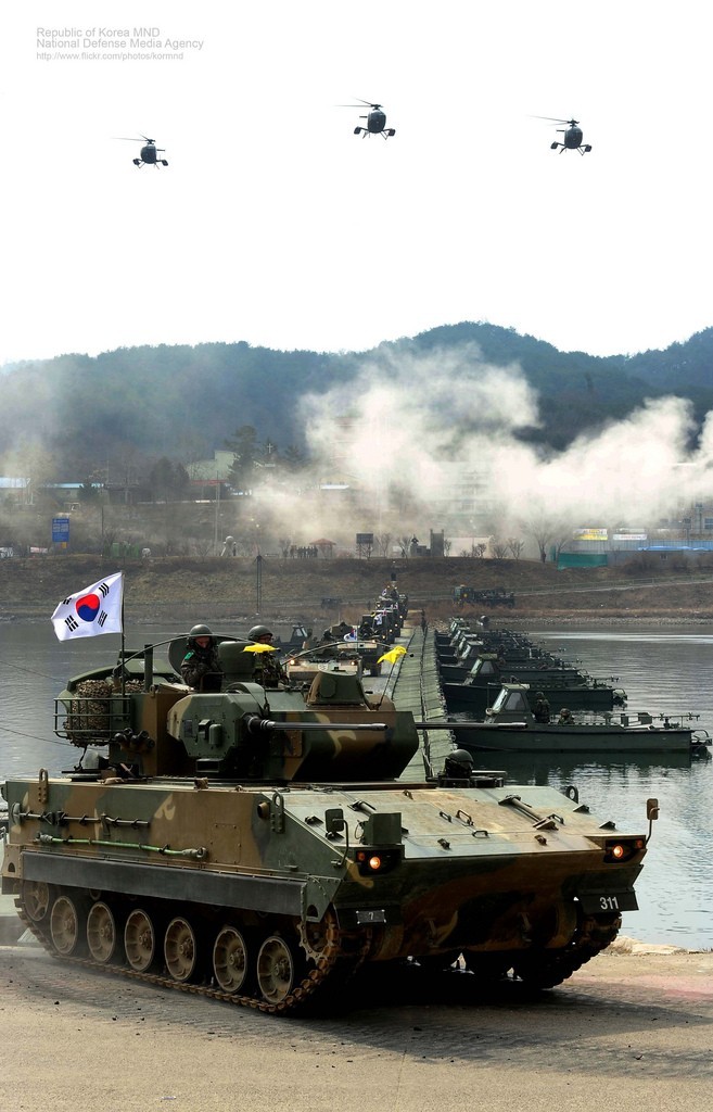 Lục quân Hàn Quốc diễn tập vượt sông dưới sự yểm trợ của trực thăng vũ trang